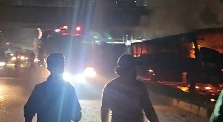 রামপুরায় দাঁড়িয়ে থাকা বাসে আগুন, একাধিক বিস্ফোরণের শব্দ 